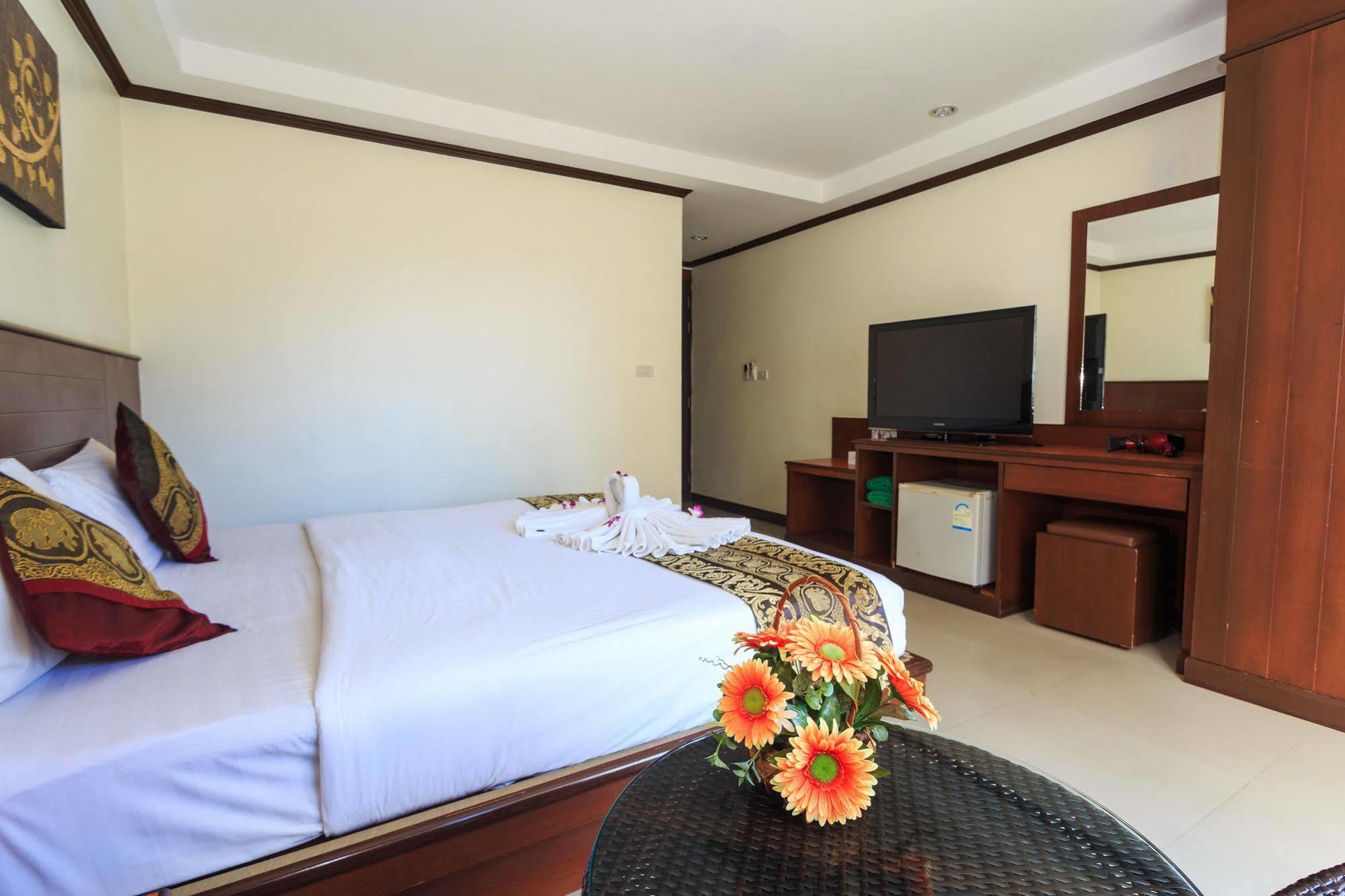 Sharaya Patong Hotel Exteriör bild